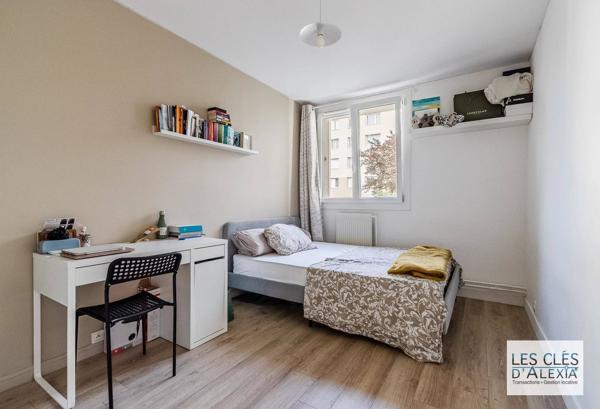 Bel appartement traversant de 4 pièces avec balcon et parking – bon rendement locatif