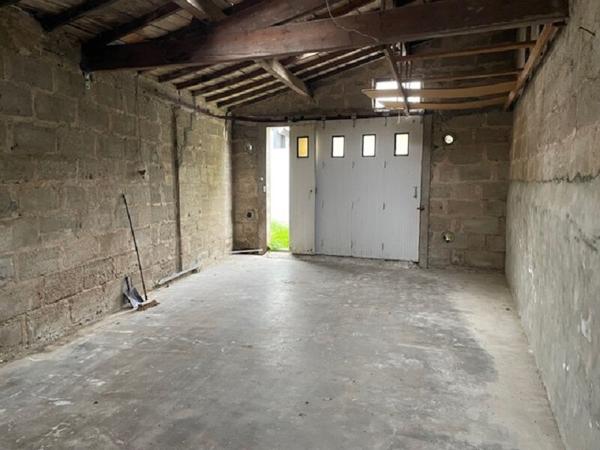 GARAGE 32 m2 RDC coeur de SAINT GILLES
