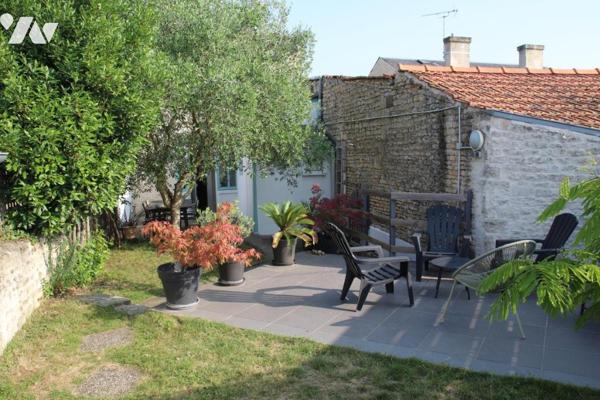 NIORT CENTRE , AVENUE DE PARIS, TRES AGREABLE MAISON DE VILLE AVEC GARAGE ET JARDIN .