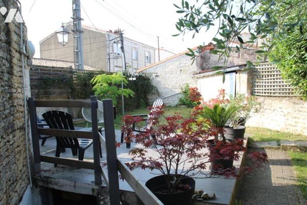 NIORT CENTRE , AVENUE DE PARIS, TRES AGREABLE MAISON DE VILLE AVEC GARAGE ET JARDIN .