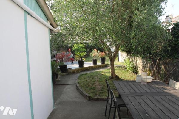 NIORT CENTRE , AVENUE DE PARIS, TRES AGREABLE MAISON DE VILLE AVEC GARAGE ET JARDIN .