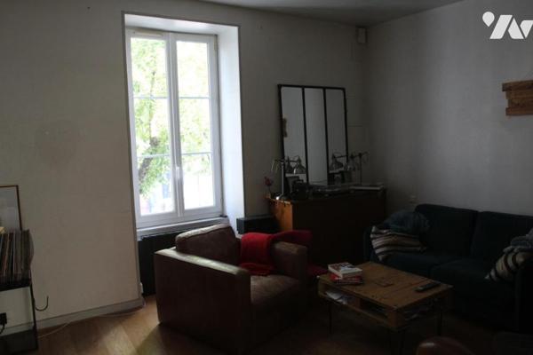 NIORT CENTRE , AVENUE DE PARIS, TRES AGREABLE MAISON DE VILLE AVEC GARAGE ET JARDIN .