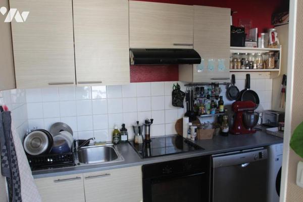 NIORT CENTRE , AVENUE DE PARIS, TRES AGREABLE MAISON DE VILLE AVEC GARAGE ET JARDIN .