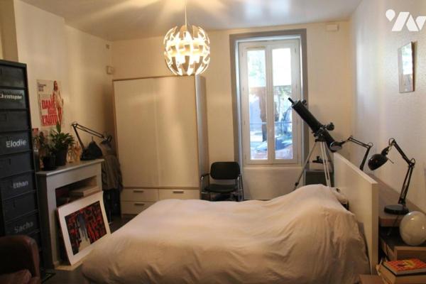 NIORT CENTRE , AVENUE DE PARIS, TRES AGREABLE MAISON DE VILLE AVEC GARAGE ET JARDIN .