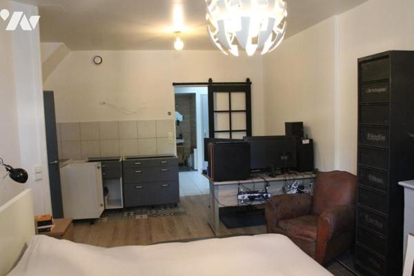 NIORT CENTRE , AVENUE DE PARIS, TRES AGREABLE MAISON DE VILLE AVEC GARAGE ET JARDIN .