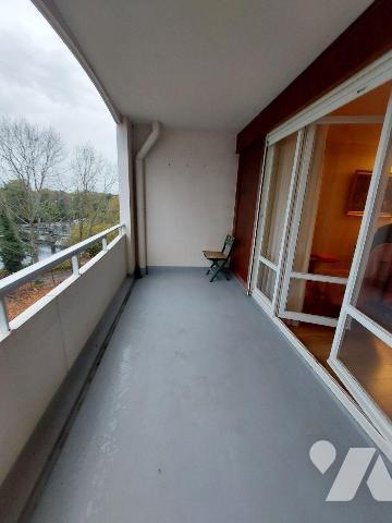 A VENDRE - RENNES (35) Au troisième étage d'une résidence avec ascenseur de 1971, ce T3 se comp...