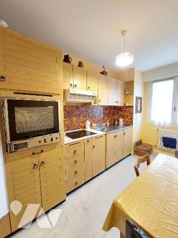 A VENDRE - RENNES (35) Au troisième étage d'une résidence avec ascenseur de 1971, ce T3 se comp...