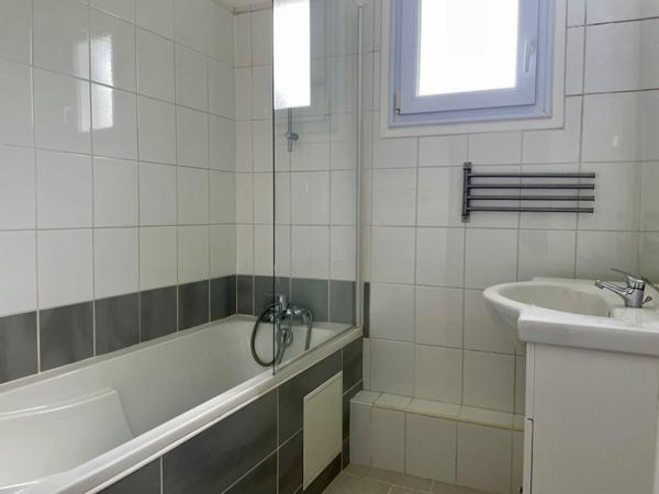 Maison
                                                                                                                                                                                                                                                                                                                        3 pièce(s)                                                                                                                                                                                                          2 chambre(s)                                                                                                                                                                                                          74  m²