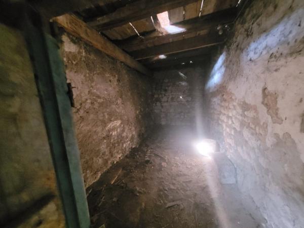 Bâtisse de 130m² de CACHET à RENOVER entièrement