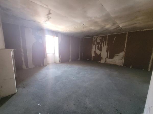 Bâtisse de 130m² de CACHET à RENOVER entièrement