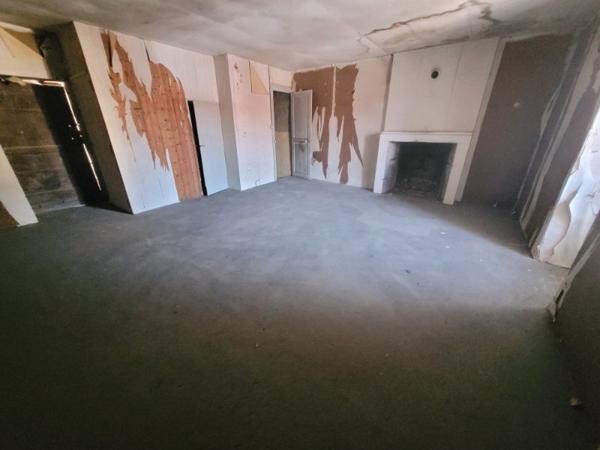 Bâtisse de 130m² de CACHET à RENOVER entièrement