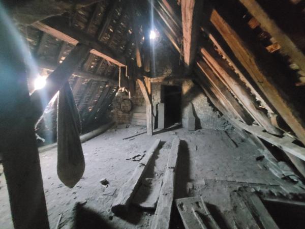 Bâtisse de 130m² de CACHET à RENOVER entièrement