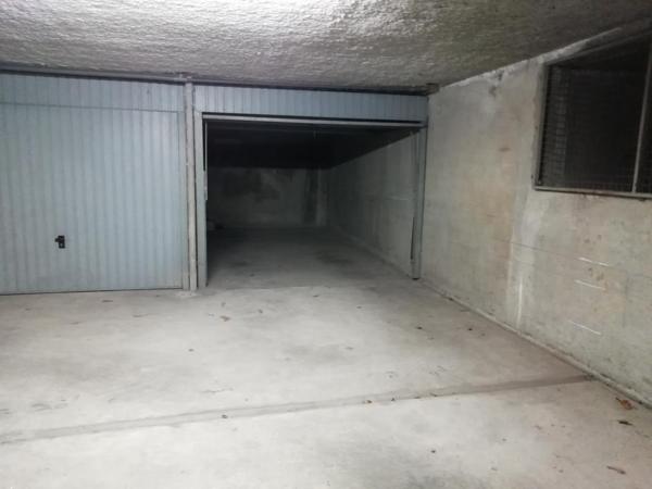 Garage situé au sous sol d'une résidence sécurisée