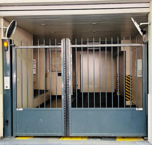 Neuilly-sur-Seine (92200) NEUILLY-SUR-SEINE - ACHILLE PERETTI - EMPLACEMENT DE PARKING EN REZ-DE-CHAUSSÉE