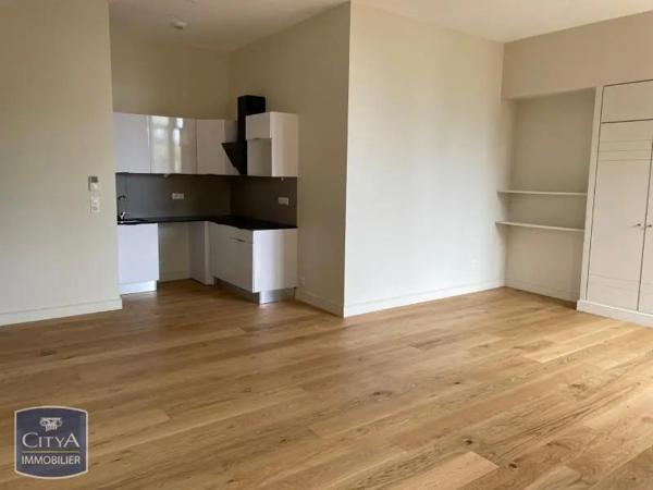 Appartement à louer 3 pièces 75.35m² Saint-Raphaël (83530)