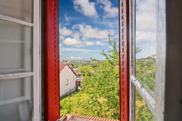 Maison de charme  de 104 m² - 4 pièces - 3 chambres ave cour et garage -  MAGNAC LAVAL (87)