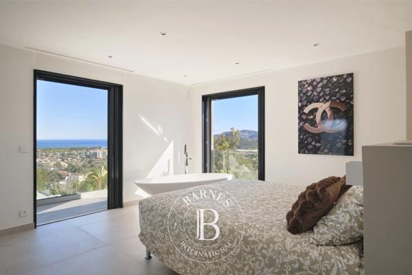 Mandelieu-la-Napoule, Villa 5 Chambres -  303 m² à vendre