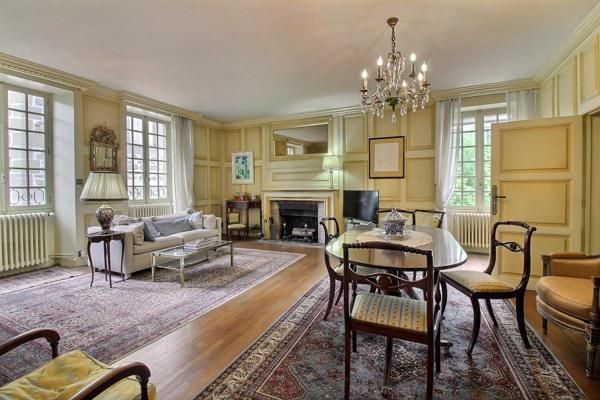 Brive Hypercentre : Maison de caractère 230m² avec Terrasse, 2 Garages + local pro 80m²