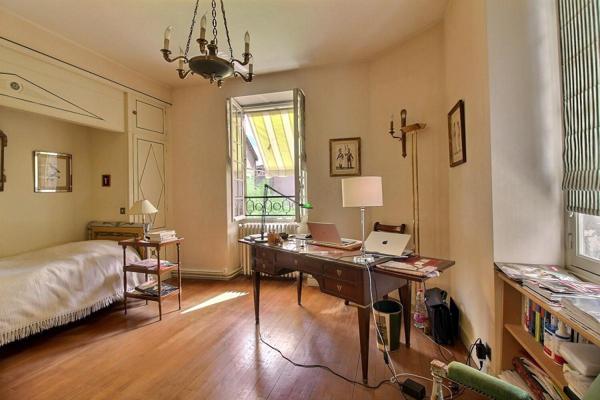 Brive Hypercentre : Maison de caractère 230m² avec Terrasse, 2 Garages + local pro 80m²