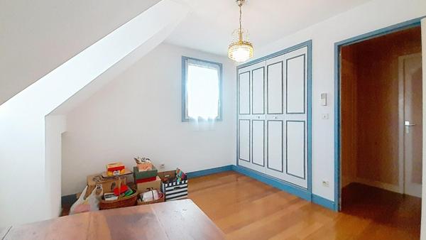 Pavillon 7 pièces 5 chambres + 1 bureau + 1 véranda. Sous-sol total + Garage. Jardin Proche bourg à pied. Vie de plain-pied possible.