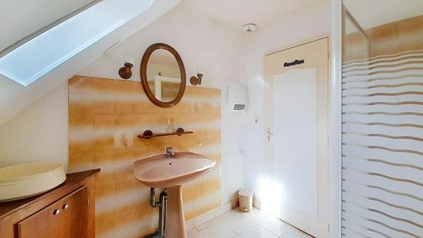 Pavillon 7 pièces 5 chambres + 1 bureau + 1 véranda. Sous-sol total + Garage. Jardin Proche bourg à pied. Vie de plain-pied possible.