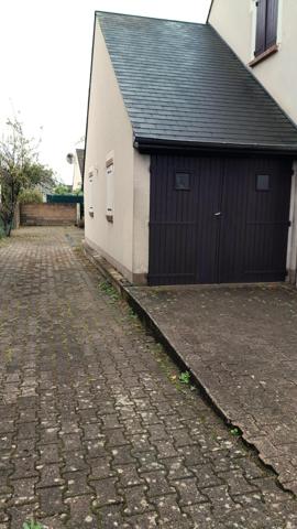 Pavillon 7 pièces 5 chambres + 1 bureau + 1 véranda. Sous-sol total + Garage. Jardin Proche bourg à pied. Vie de plain-pied possible.