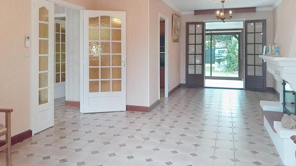 Pavillon 7 pièces 5 chambres + 1 bureau + 1 véranda. Sous-sol total + Garage. Jardin Proche bourg à pied. Vie de plain-pied possible.