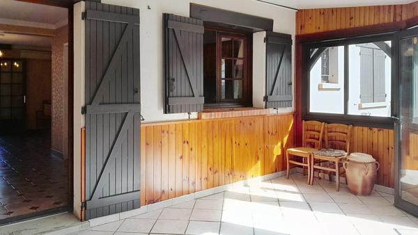 Pavillon 7 pièces 5 chambres + 1 bureau + 1 véranda. Sous-sol total + Garage. Jardin Proche bourg à pied. Vie de plain-pied possible.