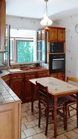 Pavillon 7 pièces 5 chambres + 1 bureau + 1 véranda. Sous-sol total + Garage. Jardin Proche bourg à pied. Vie de plain-pied possible.