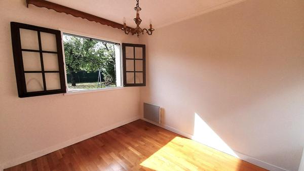 Pavillon 7 pièces 5 chambres + 1 bureau + 1 véranda. Sous-sol total + Garage. Jardin Proche bourg à pied. Vie de plain-pied possible.