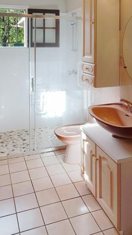 Pavillon 7 pièces 5 chambres + 1 bureau + 1 véranda. Sous-sol total + Garage. Jardin Proche bourg à pied. Vie de plain-pied possible.