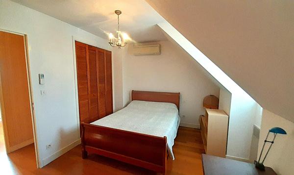 Pavillon 7 pièces 5 chambres + 1 bureau + 1 véranda. Sous-sol total + Garage. Jardin Proche bourg à pied. Vie de plain-pied possible.