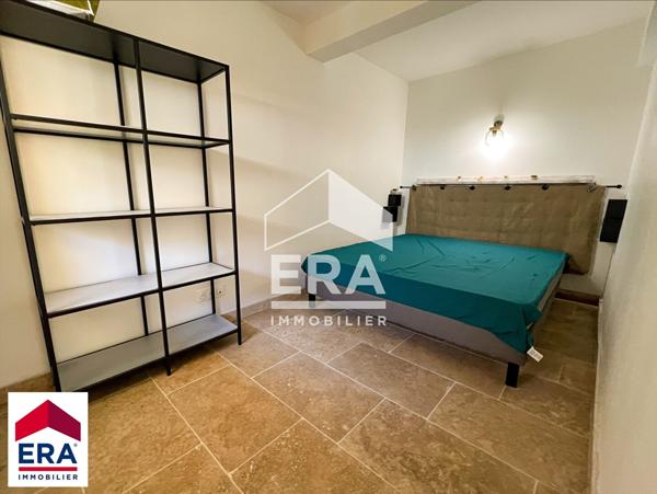 Rez-de-jardin rénové, tout à pied, extérieur et stationnement