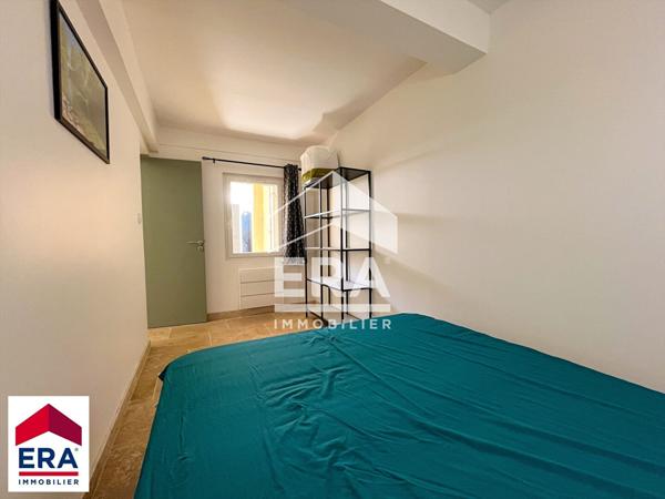 Rez-de-jardin rénové, tout à pied, extérieur et stationnement