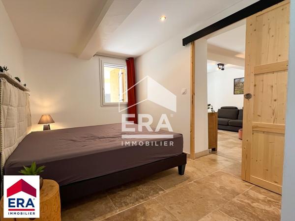 Rez-de-jardin rénové, tout à pied, extérieur et stationnement