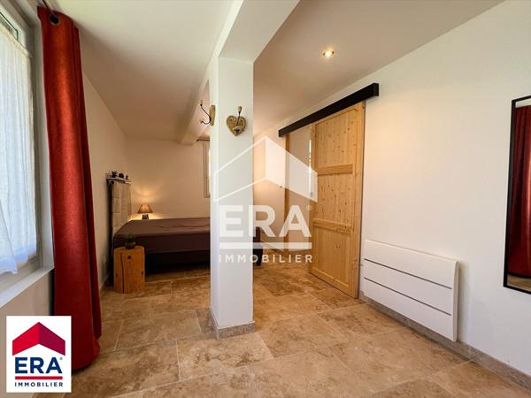 Rez-de-jardin rénové, tout à pied, extérieur et stationnement