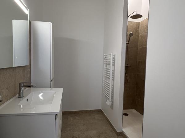 Élégant T2 rénové de 40 m² dans immeuble en pierre – À deux pas de la place Amédée Larrieu