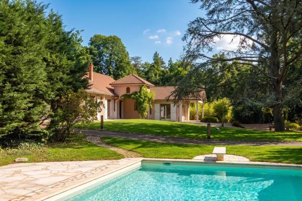 Ecully - Maison familiale d'environ 283 m² - Parc de 4600 m² avec piscine - 5 chambres - Garages