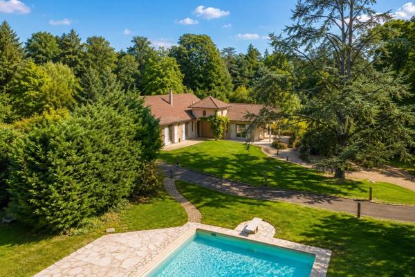 Ecully - Maison familiale d'environ 283 m² - Parc de 4600 m² avec piscine - 5 chambres - Garages