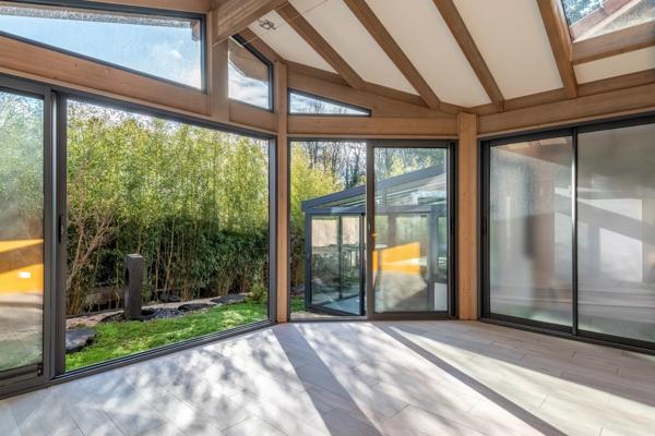 Ecully - Maison familiale d'environ 283 m² - Parc de 4600 m² avec piscine - 5 chambres - Garages
