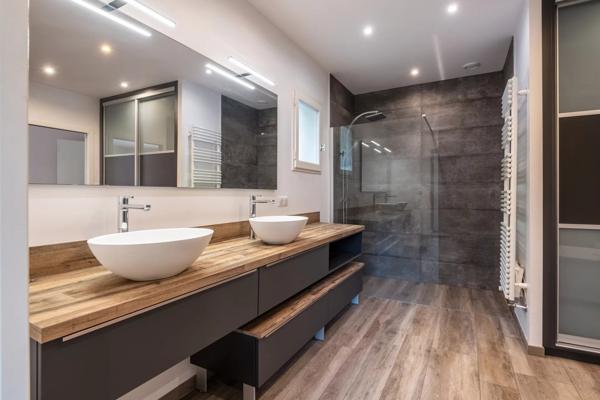 Ecully - Maison familiale d'environ 283 m² - Parc de 4600 m² avec piscine - 5 chambres - Garages