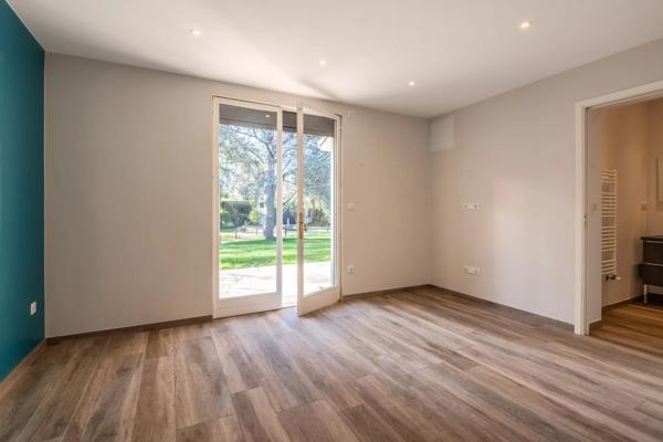 Ecully - Maison familiale d'environ 283 m² - Parc de 4600 m² avec piscine - 5 chambres - Garages