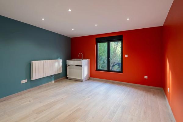 Ecully - Maison familiale d'environ 283 m² - Parc de 4600 m² avec piscine - 5 chambres - Garages