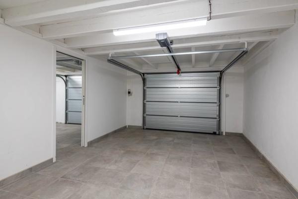 Ecully - Maison familiale d'environ 283 m² - Parc de 4600 m² avec piscine - 5 chambres - Garages