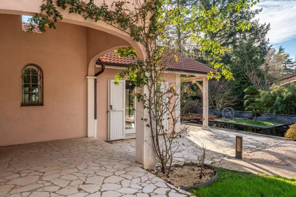 Ecully - Maison familiale d'environ 283 m² - Parc de 4600 m² avec piscine - 5 chambres - Garages