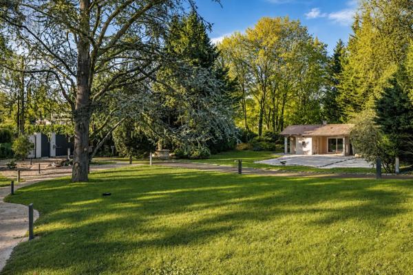 Ecully - Maison familiale d'environ 283 m² - Parc de 4600 m² avec piscine - 5 chambres - Garages