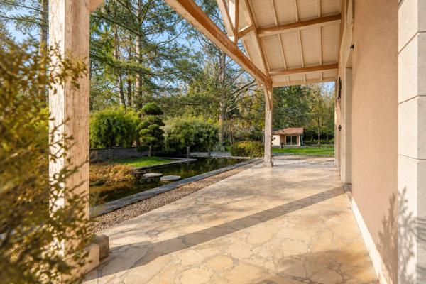 Ecully - Maison familiale d'environ 283 m² - Parc de 4600 m² avec piscine - 5 chambres - Garages