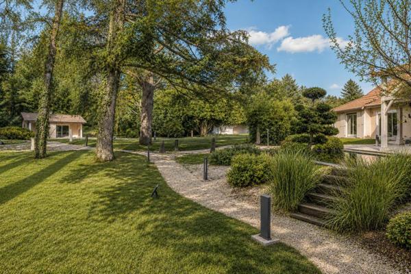 Ecully - Maison familiale d'environ 283 m² - Parc de 4600 m² avec piscine - 5 chambres - Garages
