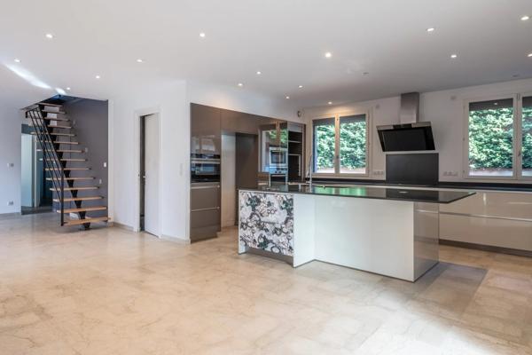 Ecully - Maison familiale d'environ 283 m² - Parc de 4600 m² avec piscine - 5 chambres - Garages