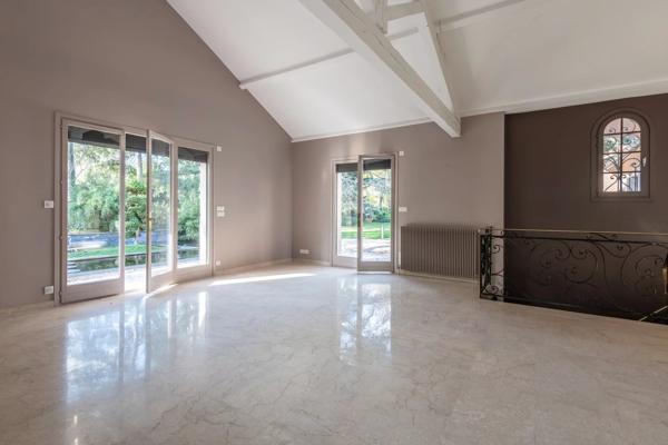 Ecully - Maison familiale d'environ 283 m² - Parc de 4600 m² avec piscine - 5 chambres - Garages